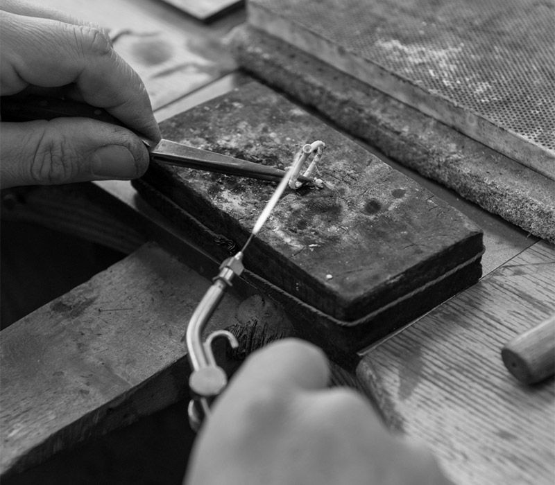 Herstellung eines Verlobungsrings mit Diamantfassung in unserer Manufaktur Diamant, Diamantfassung, Fasser, Schmuck, Schmuckstück, Schmuckherstellung, Schmmuck mit Diamant, Manufaktur, Verlobungsring