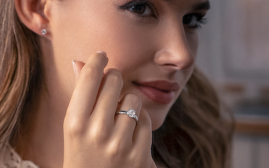 Der klassische Verlobungsring mit einem einzelnen Diamanten Der klassische Verlobungsring mit einem einzelnen Diamanten